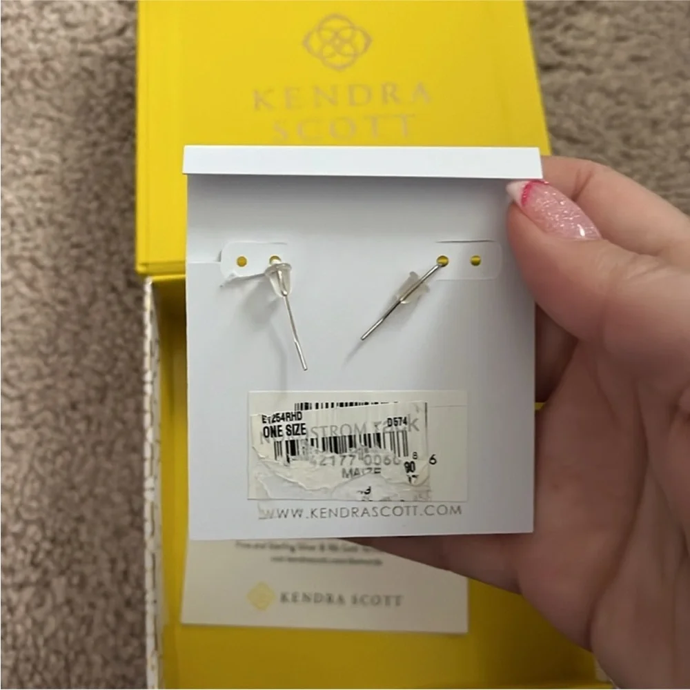 New in box Kendra Scott Maize earrings in silver with purple glass - Picture 2 of 5